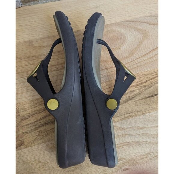 CROCS Women's Flip Flops Sandals Size 7W Slip-On Shoes Sanrah Circle Wedge - Picture 6 of 7